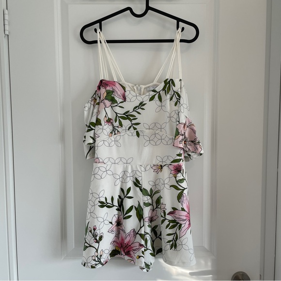 Guess floral romper size small - Picture 4 of 11